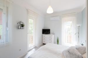 A bed or beds in a room at Holiday House Siófok