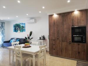 Il comprend une cuisine et un salon avec une table et des chaises. dans l'établissement Amoreira Mar, Alvor - Praia e Piscina, à Alvor