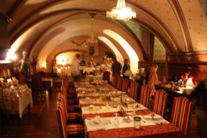 een lange eetkamer met een lange tafel met eten bij Château de la Grange Fort in Issoire