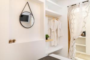 un espejo colgado en una pared en una habitación blanca en Camares of Castle - New Luxury Apartments, en Naxos Chora 45 fotos más