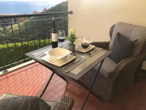 een tafel met twee glazen wijn op een balkon bij Oceanic Apartment in Caniço +19 foto's
