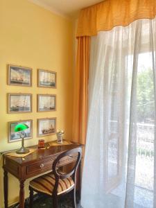 ein Büro mit einem Schreibtisch und einem Fenster in der Unterkunft Al Vecchio Pioppo in Praia a Mare