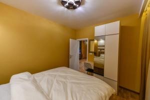 เตียงในห้องที่ APARTMAN DOLAR