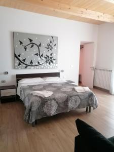 a bedroom with a bed and a painting on the wall at the Mainstreet in Agerola +5 photos