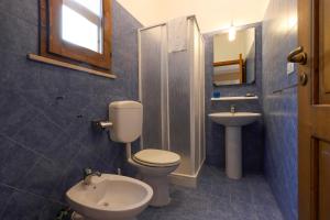 bagno con servizi igienici e lavandino di Tenuta Li Fani Residence Hotel a Marina di Pescoluse