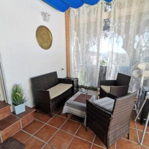 Posezení v ubytování Villa Flamenca, comoda con piscina privada, barbacoa by AndaraHolidays