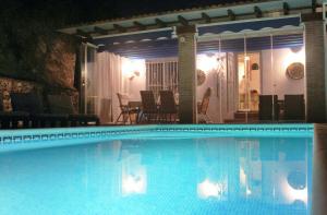 Bazén v ubytování Villa Flamenca, comoda con piscina privada, barbacoa by AndaraHolidays nebo v jeho okolí
