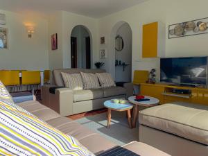 Posezení v ubytování Villa Flamenca, comoda con piscina privada, barbacoa by AndaraHolidays