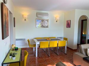 Posezení v ubytování Villa Flamenca, comoda con piscina privada, barbacoa by AndaraHolidays