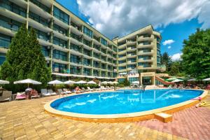 un hôtel avec une piscine devant un immeuble dans l'établissement Palm Beach Hotel - All Inclusive with Free beach package & Private Beach, aux Sables d'or