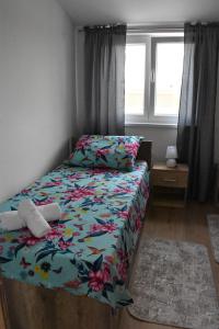 En eller flere senger på et rom på Apartmani Škorpion
