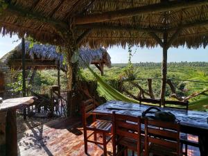 - un restaurant avec une table et des chaises et une vue dans l'établissement Incanto do paraiso, à Icaraí