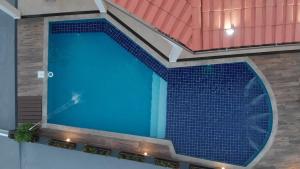 a large swimming pool in a building at Flats Catamarã in Angra dos Reis