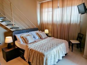 1 dormitorio con 1 cama grande y escalera en Apartments Villa Marid, en Opatija