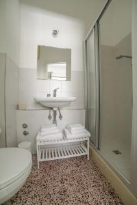 y baño blanco con lavabo y ducha. en Al Borgo Marinaro Guest House, en Civitanova Marche