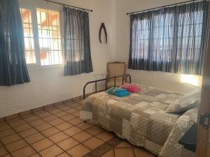 Giường trong phòng chung tại Casas Rurales La Piedra Ossa De Montiel