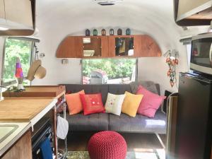 een woonkamer met een bank in een caravan bij Private Beach - Port Ludlow Beach Happy Camper in Port Ludlow