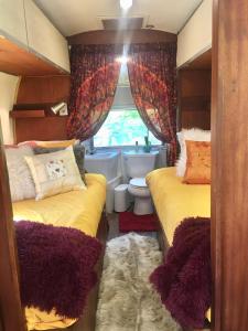 Cette petite chambre comprend 2 lits et une fenêtre. dans l'établissement Private Beach - Port Ludlow Beach Happy Camper, à Port Ludlow