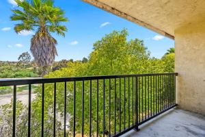 een balkon met uitzicht op een palmboom bij Aloha Inn in Arroyo Grande