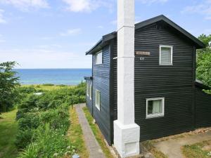 Asnæsにある4 person holiday home in Asn sの海を背景にした黒家