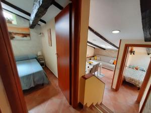 ナポリにあるLa Mansardaのベッドルーム1室、ベッド1台、鏡が備わる客室です。