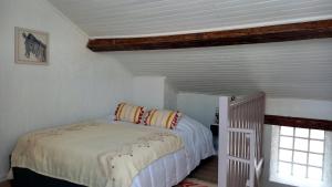 1 dormitorio con 1 cama en la esquina de una habitación en Charmante Maison Cosy à Villabé-Hyper Centre-Gare-WIFI en Villabé