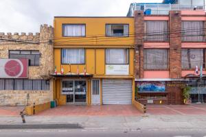 un edificio amarillo en la esquina de una calle en Ayenda Avenida Boyaca, en Bogotá