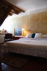 a bedroom with a large bed in a room at Stara Szkoła Architekci in Jagodne Wielkie