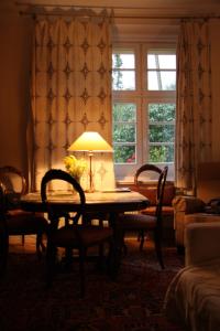jadalnia ze stołem i krzesłami oraz oknem w obiekcie Stara Szkoła Architekci w mieście Jagodne Wielkie