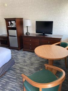 TV a/nebo společenská místnost v ubytování Park Lane Motel