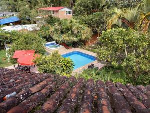 eine Luftansicht auf einen Hinterhof mit einem Pool in der Unterkunft Agradable casa de Campo Villa Maruja. in Palmira