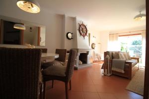 uma sala de estar com uma mesa e cadeiras e um sofá em Sea House em Viana do Castelo