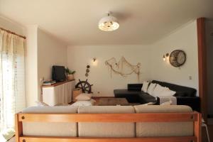 uma sala de estar com um sofá e uma mesa em Sea House em Viana do Castelo