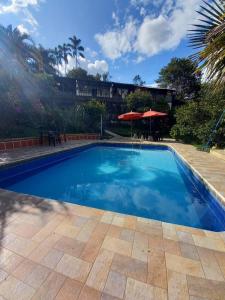 una piscina de agua azul en un patio en Agradable casa de Campo Villa Maruja., en Palmira