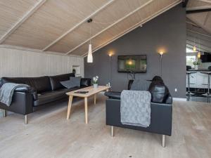 sala de estar con sofá y mesa en Holiday home Væggerløse CLXXVIII, en Bøtø By