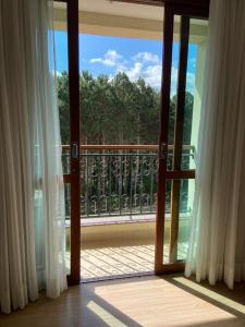 an open glass door with a view of a balcony at Apartamento em Pedra Azul, Condomínio Vista Azul in Pedra Azul