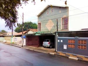 a car parked in the garage of a building at Jardim de Londres - Sobrado em Campinas in Campinas