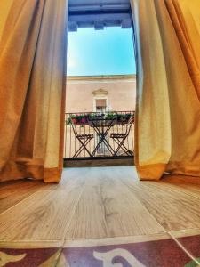 widok na pokój z oknem i stołem w obiekcie BluMaison - charming holiday home w Katanii