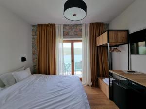 sypialnia z łóżkiem i dużym oknem w obiekcie Vila 43 Lin w mieście Lin