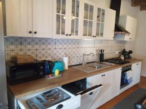 A kitchen or kitchenette at Kiscsermely Vendégház