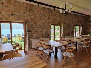 ein Restaurant mit Tischen und Stühlen und einer Backsteinmauer in der Unterkunft Vila 43 Lin in Lin