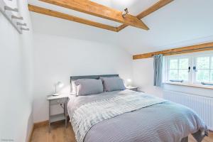 Schlafzimmer mit einem Bett und einem Fenster in der Unterkunft Motor House Loft by Bloom Stays in Sandhurst