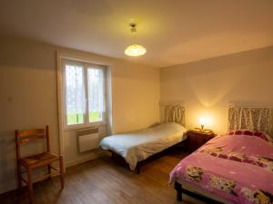 een slaapkamer met 2 bedden en een raam bij Gîte Saint-Mesmin, 3 pièces, 4 personnes - FR-1-616-140 in Saint-Mesmin