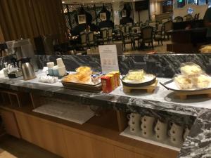 uma linha de buffet com diferentes tipos de alimentos em Fu Kuang Hotel em Pingtung