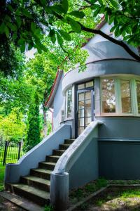 una casa con una escalera delante de ella en Liepa en Šilutė