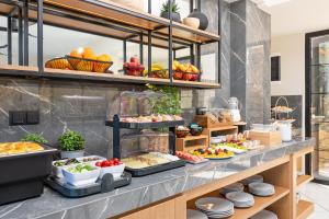 uma linha de buffet com frutas e legumes em exposição em Minois Boutique Hotel em Stalida