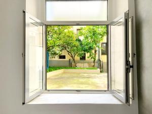 une fenêtre ouverte avec vue sur une cour dans l'établissement ALCENTRO Orange Home, à Venafro