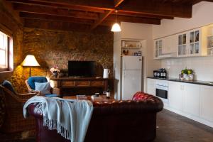 A seating area at Byronsvale Vineyard and Accommodation