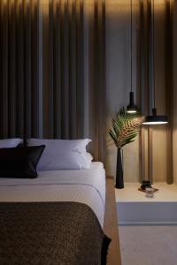 Halcyon Days Suites客房内的一张或多张床位