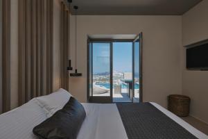 Halcyon Days Suites客房内的一张或多张床位
